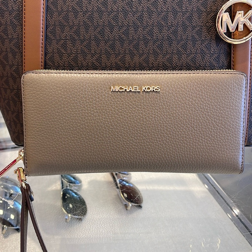 MICHAEL KORS
Leather Continental Wristlet Phone Case Wallet
Dusk
NWT - Picture 3 of 16